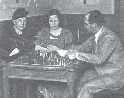 Las ajedrecistas Amparo Galindo y Teresita Pérez con José García Barros