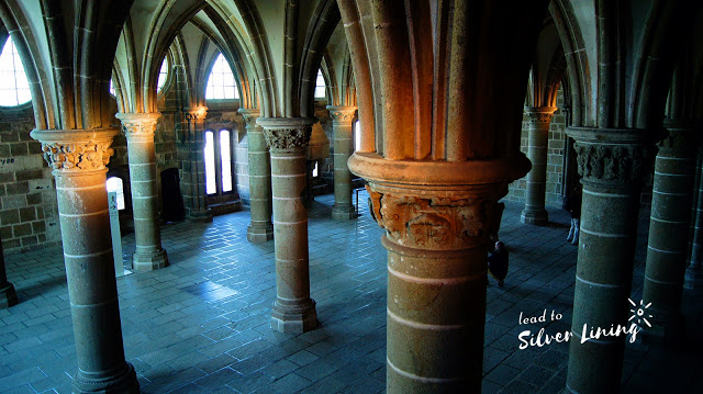 奇蹟樓的騎士廳，巨柱用來支撐上層修道院迴廊，過去的修士在此撰寫研讀