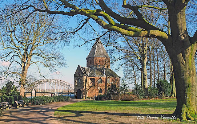 De Sint Nicolaas kapel op de Valkhof in Nijmegen (Nederland),  met de Waalbrug op de achtergrond.