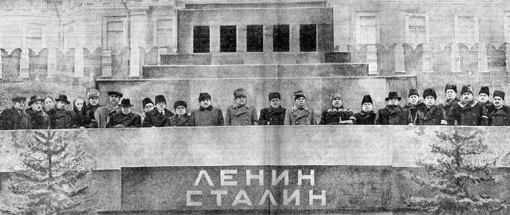 Un Vallekano En Rumania Un Vallekan In Romania Gheorghiu Dej Y Pasionaria Junto A Gran Parte De Los Lideres Comunistas De La Epoca En El Balcon Del Mausuleo De Lenin