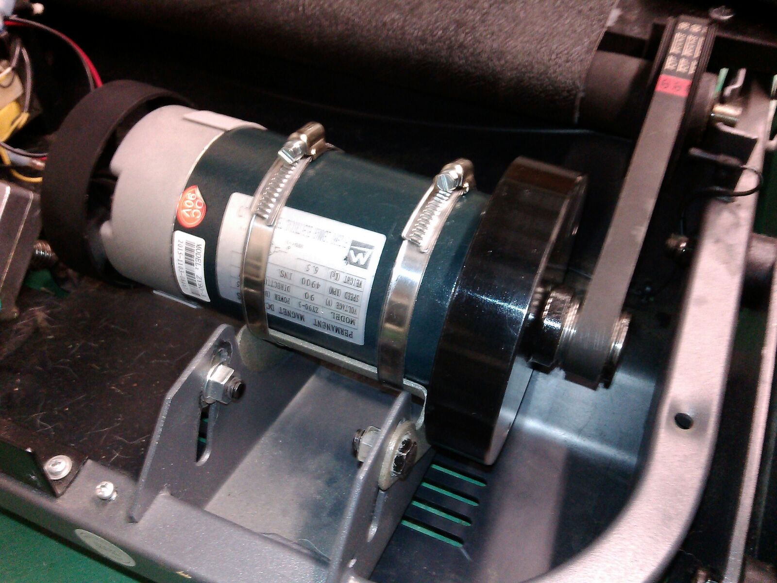 Installing treadmill motors with special motor fixing bands