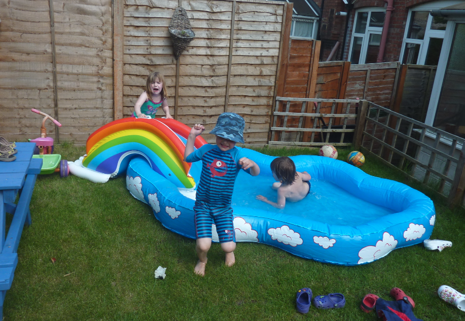 Jovial Spondoodles Paddling pool fun!