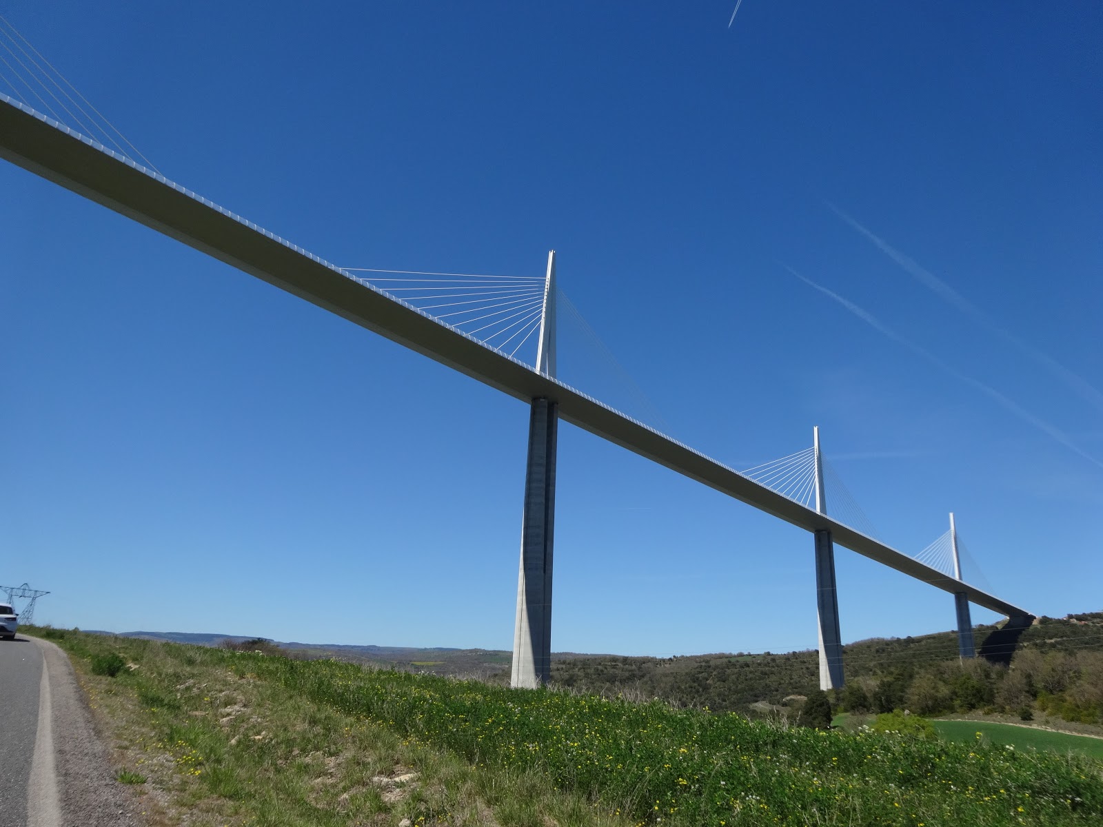 スペイン 気になる話 あの橋の下から。 Millau橋は男のロマンか。