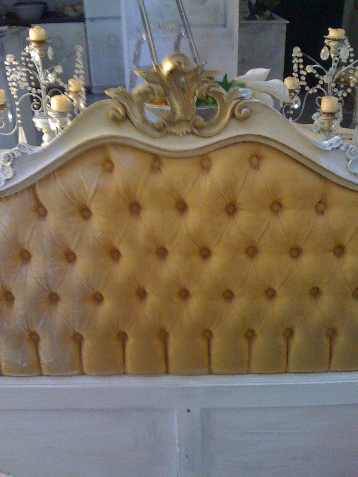 Gustavian chic : prima e dopo. un letto capitonne' si trasforma.