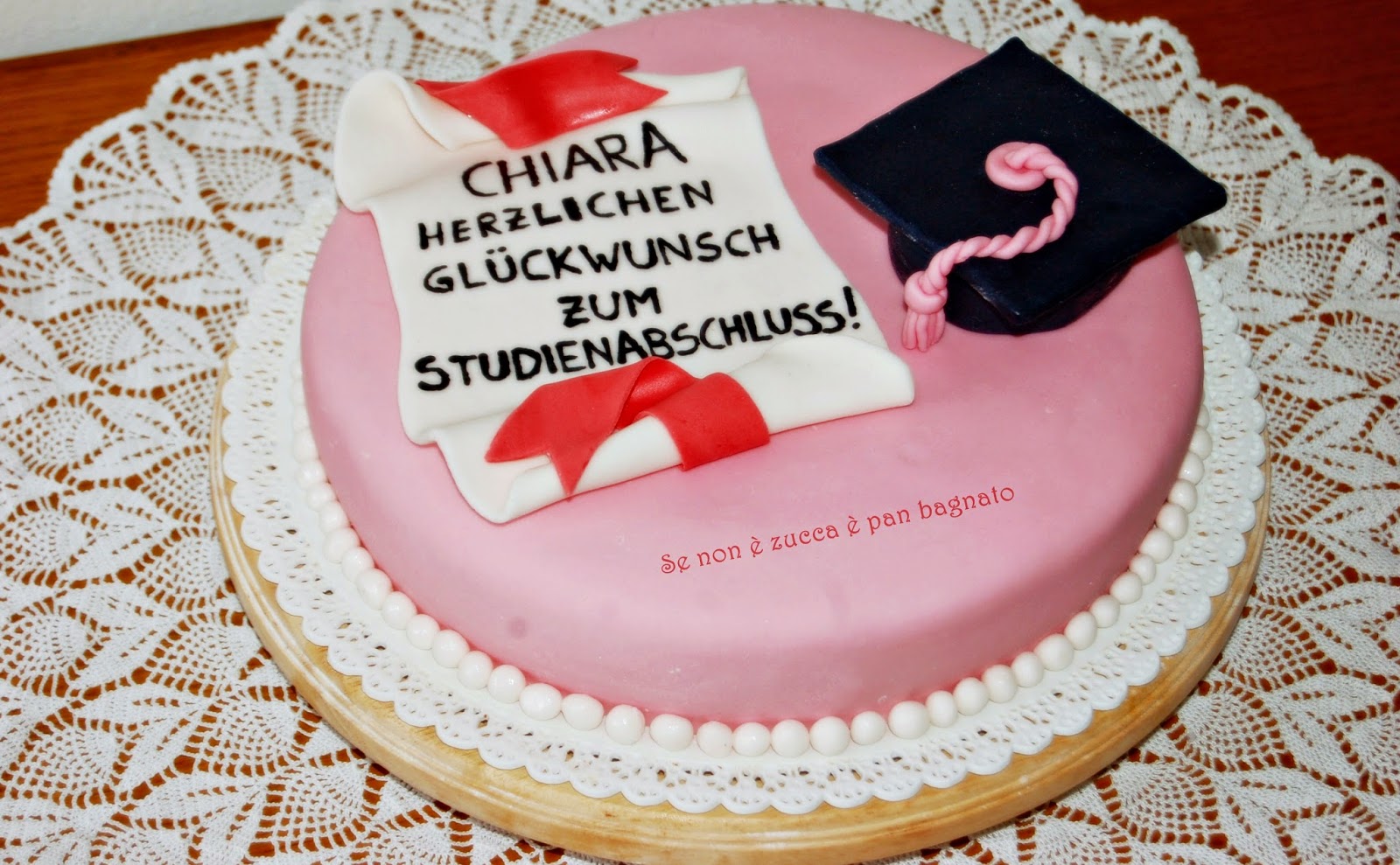 torta di laurea decorata con mmf