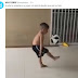 A este niño le enseñaron a jugar a la pelota desde que era un feto