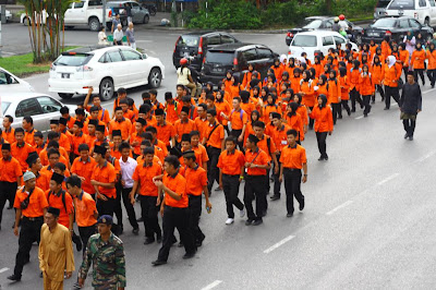 Kontingen Kolej Vokasional Sibu semasa perarakan Maulidur Rasul peringkat Sibu Sarawak