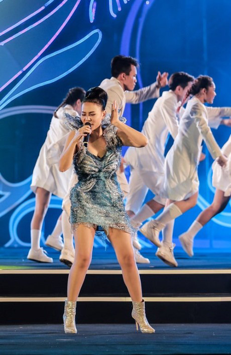 Thu Minh gian di don rac o bai bien Thanh Hoa - Anh 6