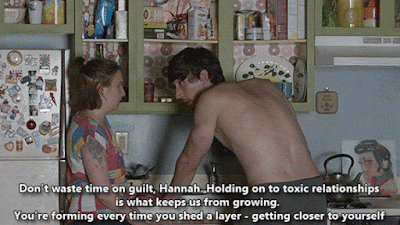 Adam hablando con Hannah en la cocina en el episodio 1x10 She Did