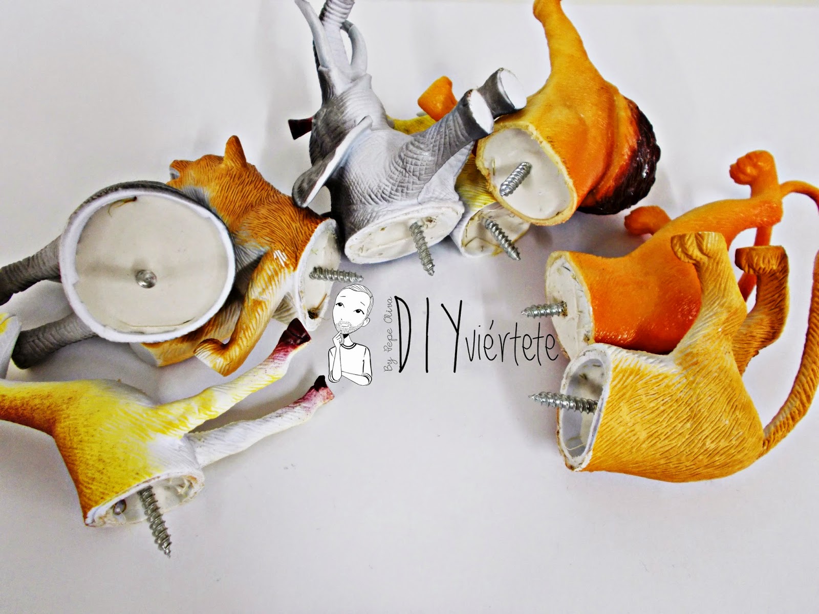 DIY-perchero-reciclaje-animales de plástico-juguetes-spray dorado-6