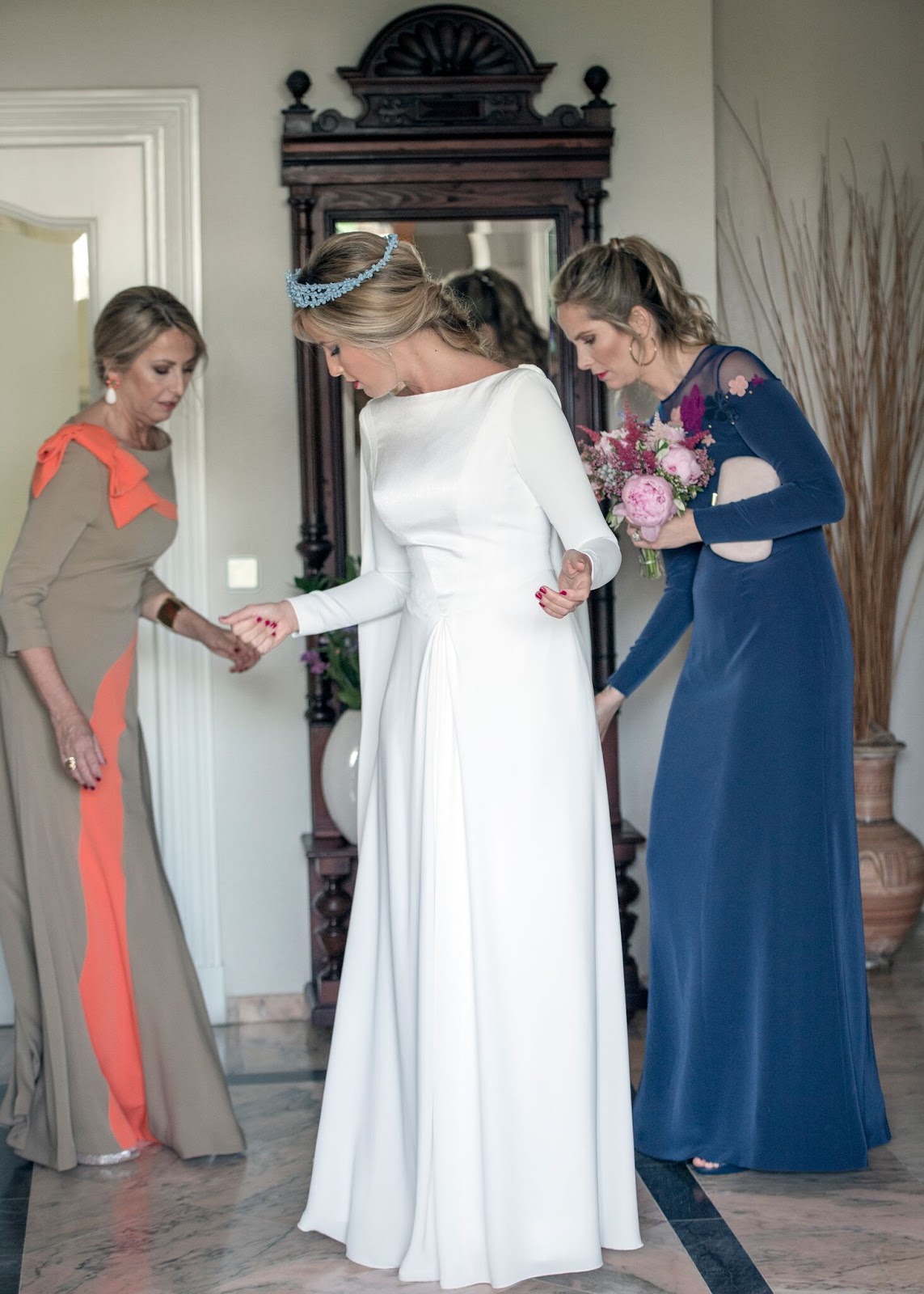HECHO ENCANTO: La novia de tiara azul