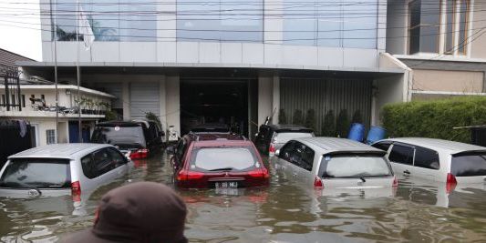 mobil kena banjir, pluit jakarta