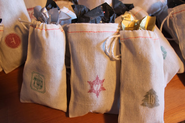 Stuff the muslin bags with your advent calendar gifts and you're all set!