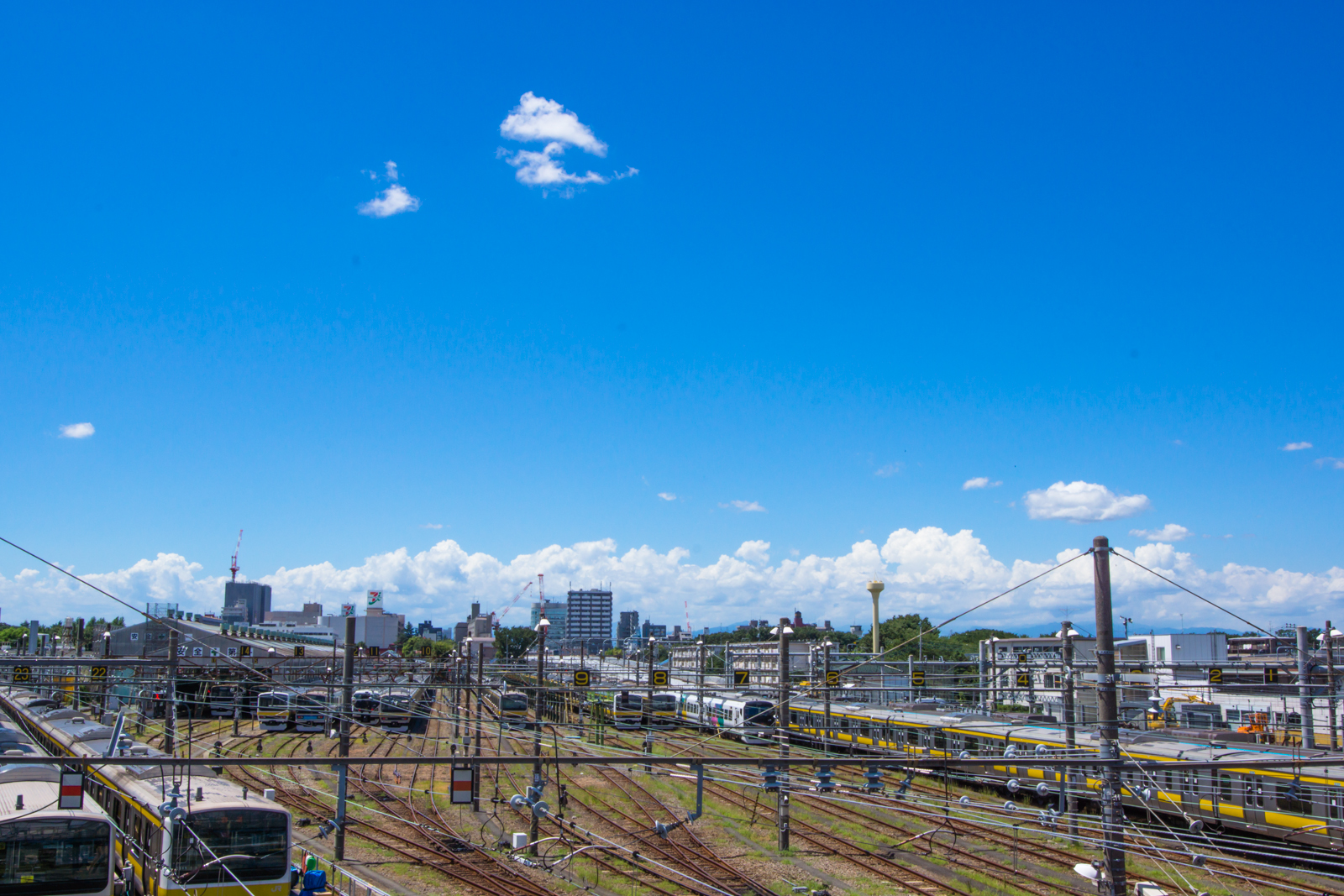 三鷹電車車庫と青空の写真