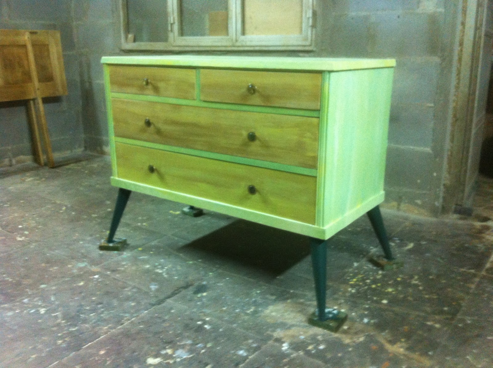 ARTESANIA DE ANXO MOSQUERA: MUEBLE SKANDINAVO COLOREAO