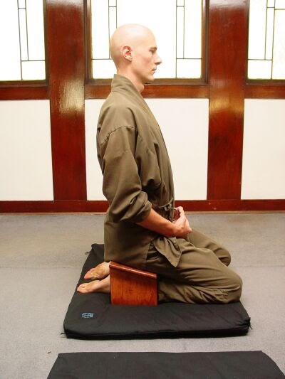Posturas de Meditación • Seiza con banquito