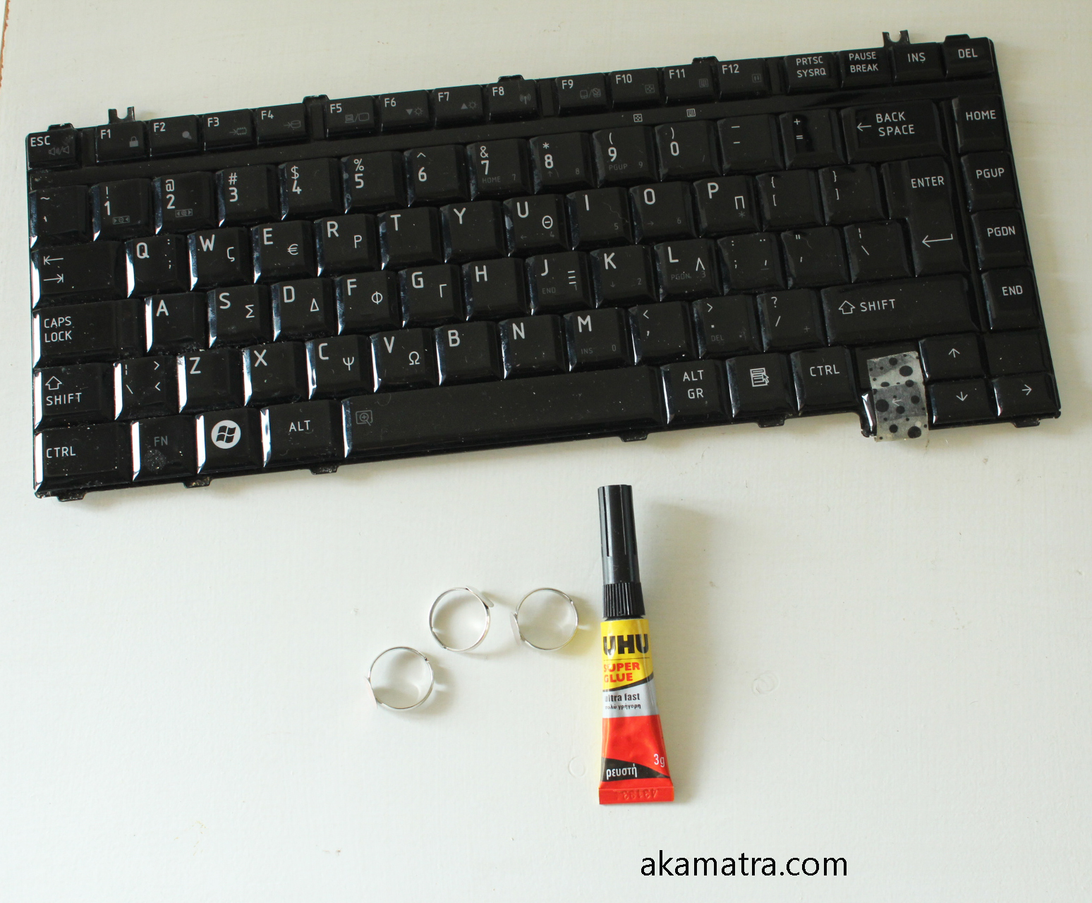 Recycle your old laptop's keyboard into modern jewelry! Akamatra