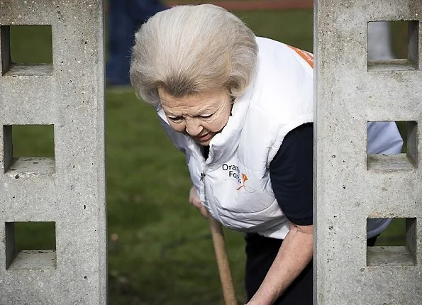 Princess Beatrix does volunteer worked at Playground Monastery parking facilities under NLDoet in IJsselstein. The Oranje Fonds