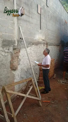 Bizzarri, da Bizzarri Pedras, visitando uma obra onde vamos fazer os revestimentos de pedra na parede com a lareira de pedra e as escadas de pedra em casa em condomínio em Mairiporã-SP. 07 de novembro de 2016.