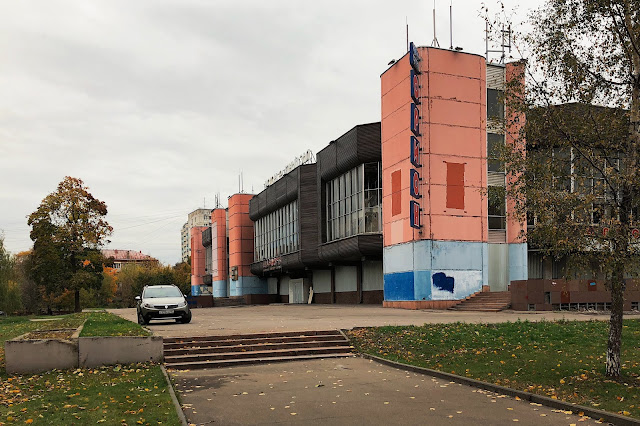 улица Лётчика Бабушкина, заброшенный кинотеатр «Орион» (построен в 1988 году, снесен в 2019 году)