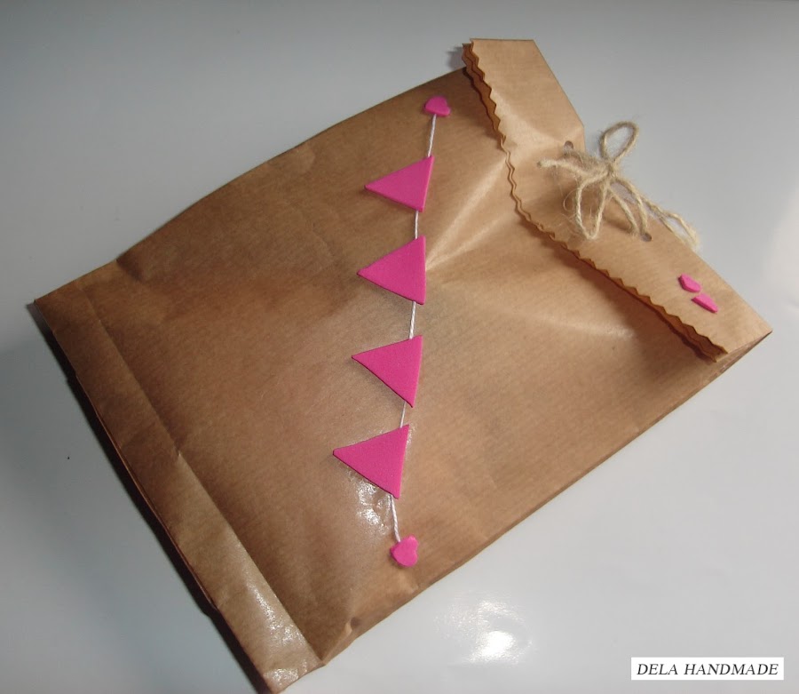 <img src="bolsa-regalo-papel-kratf.jpg" alt="Bolsa regalo papel kraft hecha a mano y decorada">.