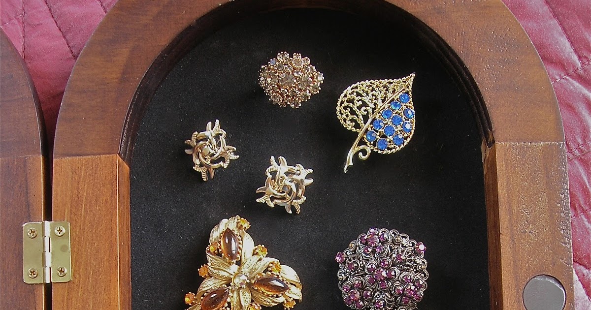 My Little Bungalow Displaying Vintage Costume Jewelry