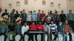 Faizal Risa Menyerahkan Seperangkat Alat Musik Kepada Kelompok Seni Desa Sukadana Timur