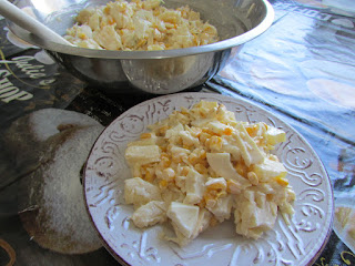 sałatka z sera, ananasa, jajek i kukurydzy