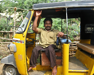 [சொந்தக் காலில் நிற்கிறது ஒரு தன்னம்பிக்கை - சங்கரலிங்கம்] யார் கிண்டல் பண்ணினாலும், நம்மால் முடியாதுன்னு டிஸ்கரேஜ் செய்தாலும் தன்னம்பிக்கையை மட்டும் கைவிட்டுடக் கூடாது...” என்கிறார் மாற்றுத் திறானாளியான சங்கரலிங்கம்.1971ம் வருடம், சிவகாசிக்கு அருகிலுள்ள கிராமத்தில் ஓர் ஏழ்மைக் குடும்பத்தில், ஆறு குழந்தைகளுள் நான்காவது ஆணாகப் பிறந்தவர் இவர். அண்ணன்களைக் காட்டிலும் பிறந்து 8வது மாதத்திலேயே நடக்க ஆரம்பித்த சங்கரலிங்கத்தை மூன்றாவது வயதில் தாக்கியது போலியோ. வீட்டில் உள்ளவர்களுக்கு அவர் குறித்த கவலை. வெளியில் கேலி, கிண்டல் பேச்சுக்கள். அவற்றையெல்லாம் கடந்து இன்று வெற்றி மனிதராக உலா வருகிறார் சங்கரலிங்கம்.