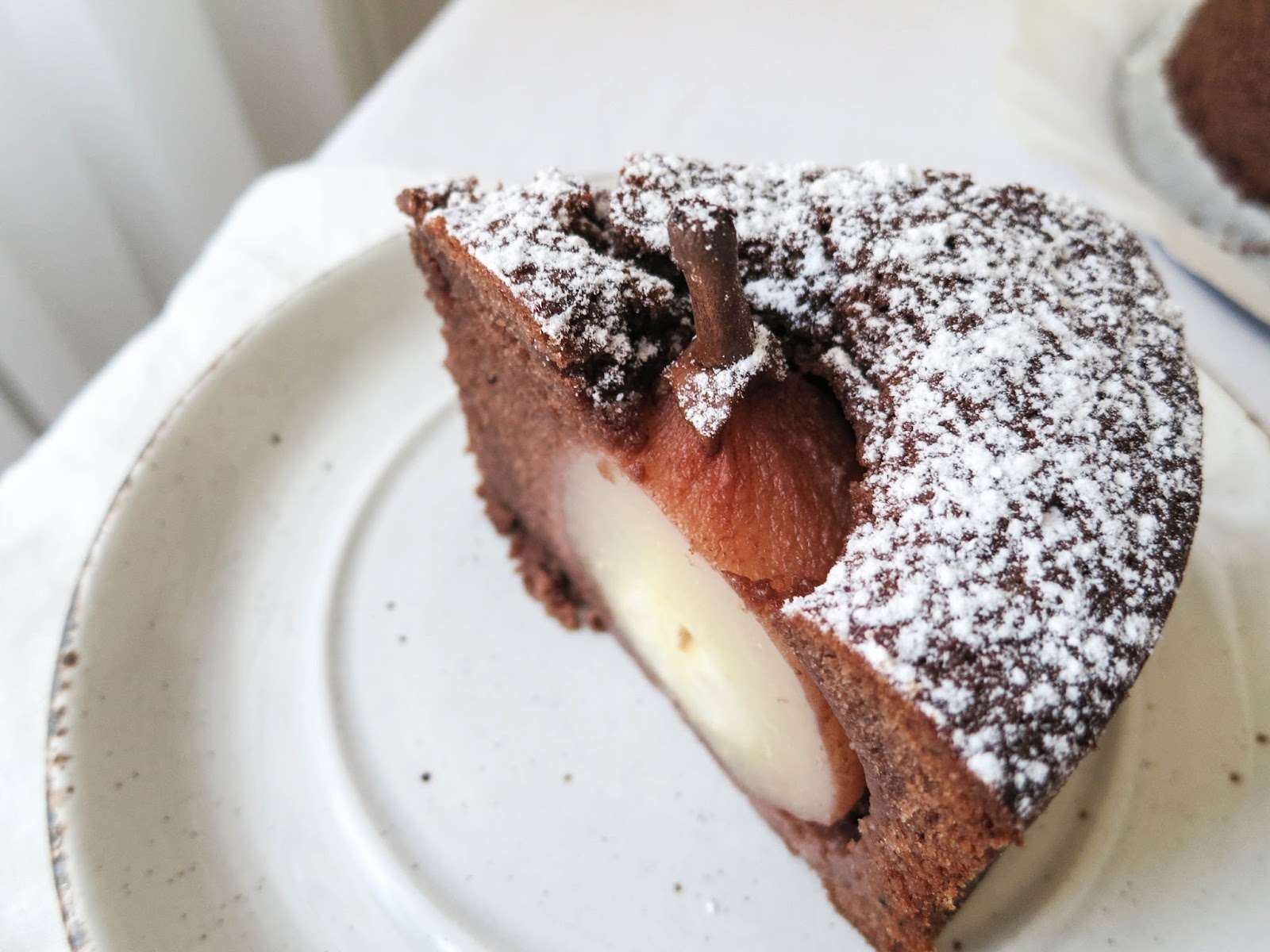 LILLALUND: Beschwipster Rotwein-Schokoladenkuchen mit pochierten Birnen