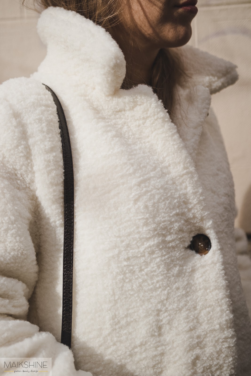 Outfit abrigo peluche blanco