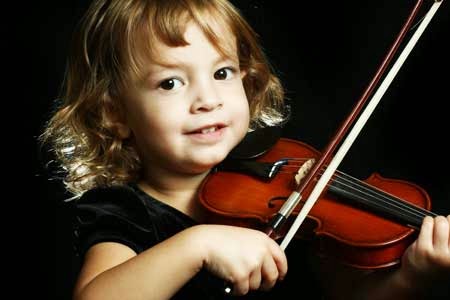tocar violin ayuda a los niños