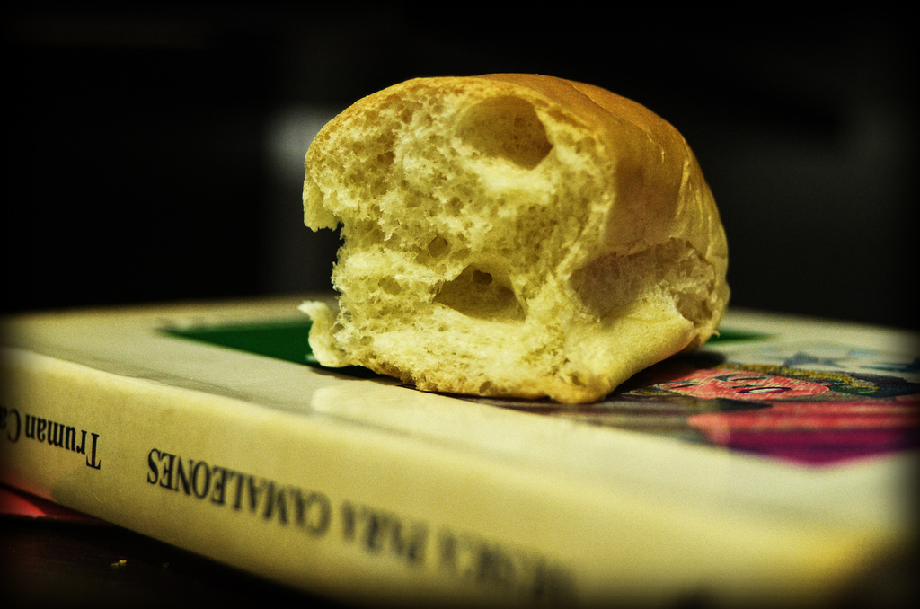 EMILIOEDUCADORYANTROPOLOGO MEDIO PAN Y UN LIBRO