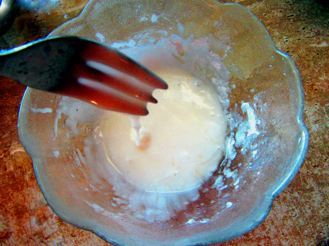 Mirisni kolač sa šljivama 6 korak pripreme Spiced plum pound cake by Laka kuharica: mix icing sugar and lemon juice to make a smooth, thick, pourable icing.