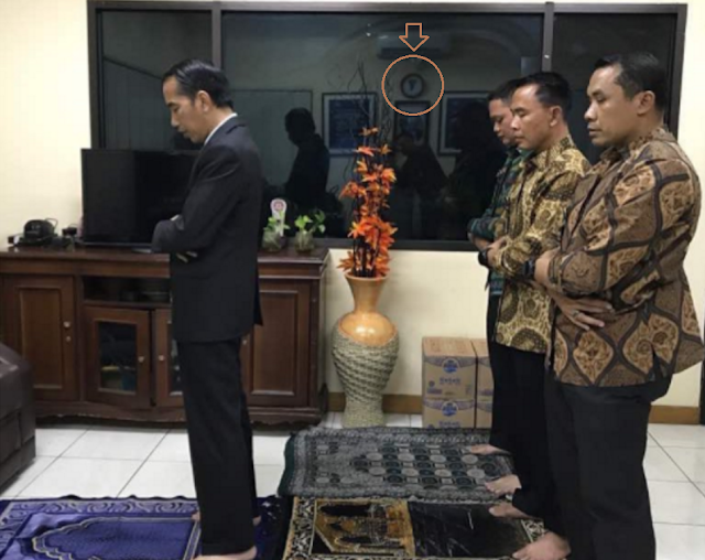 Menghebohkan !! Netizen Fokus ke Jam Dinding, Kok Sholat Maghrib Jam 12