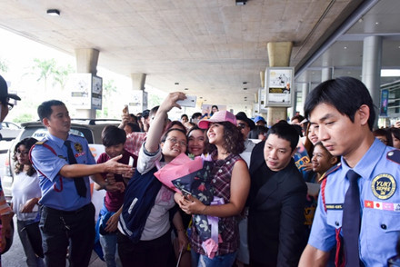 My nhan 'Co dau 8 tuoi' duoc fan Viet chao don tai san bay - Anh 6