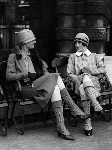 22 Fabulous Vintage Photos of Shoes and Hosiery Fashions ...