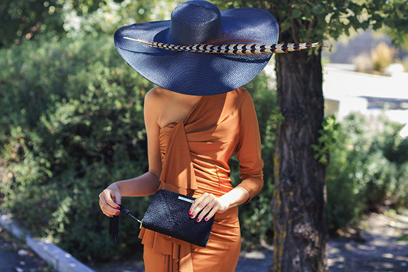 INSPIRACIÓN BODA DE MAÑANA · COMBINA UN VESTIDO CARAMELO CON UNA CARTERA DE MANO NEGRA ♥