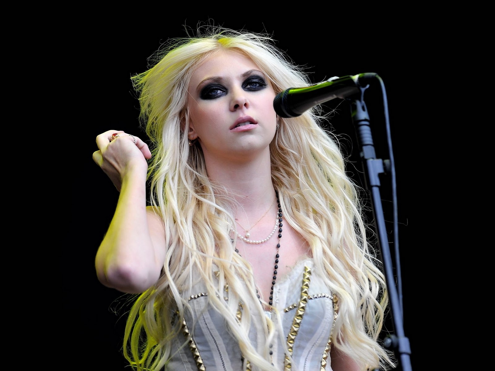 http://2.bp.blogspot.com/-gKtClp4B0nQ/TsPJ9w3JORI/AAAAAAAAGk0/syDKDiEcDnA/s1600/127631-taylor-momsen-hot+looks+%25284%2529.jpg