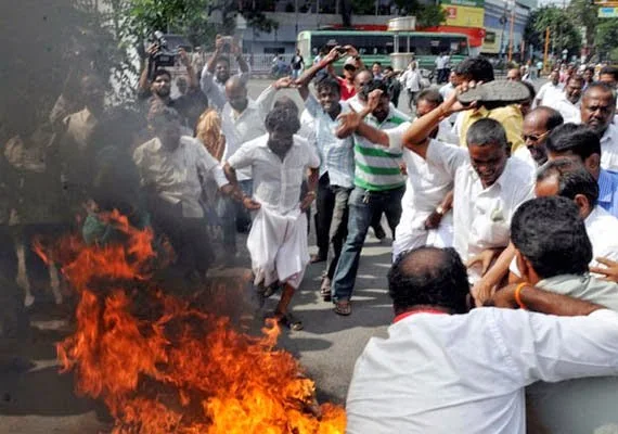 Tamilnadu, Chief Minister, Jayalalitha, Jail, School girl, Suicide attempt, Self immolation,