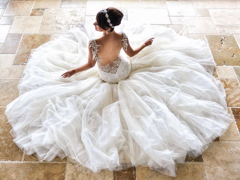 Vestido de novia elegante y moderno con pedrería