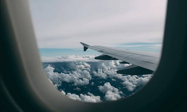 Panico in volo: confonde la porta del WC con quella di uscita dell’aereo Esteri