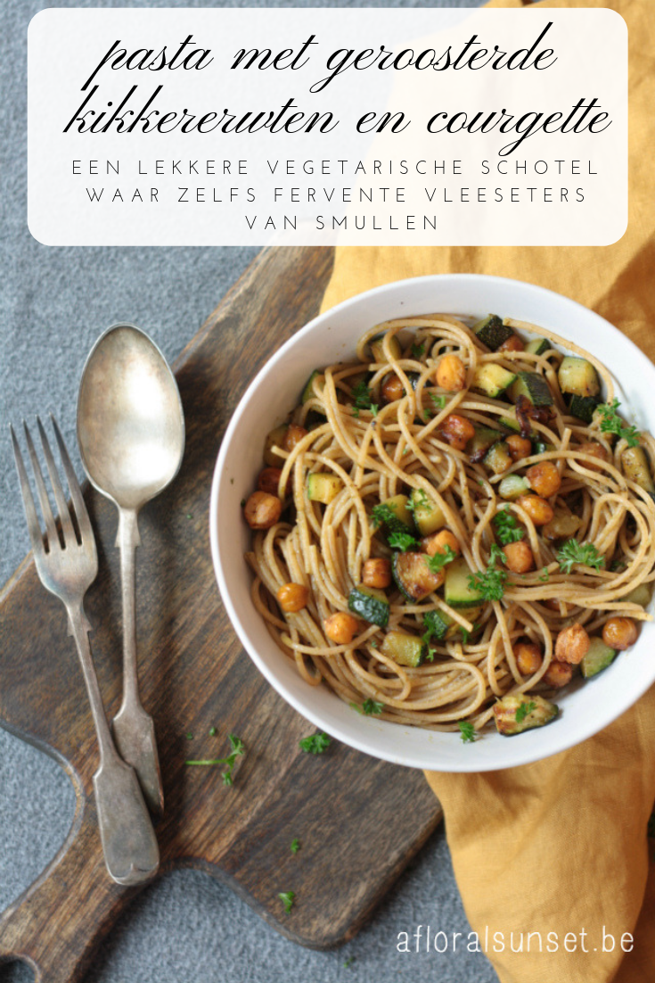 Vegetarische maaltijd: pasta met courgette en geroosterde kikkererwten - a floral sunset