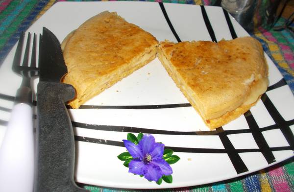 Falso pão de queijo de frigideira com farelo de aveia recheado com queijo Falso pão de queijo de frigideira com farelo de aveia recheado com queijo