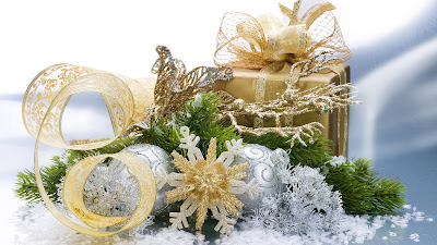 Goud cadeautje en zilveren kerstballen