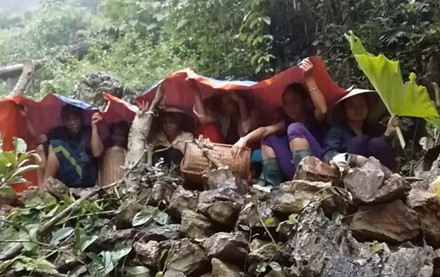 Toan canh ngay thu hai giai cuu cac nan nhan dao vang bi mac ket - Anh 7