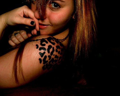 preciosa modelo con tatuaje de leopardo