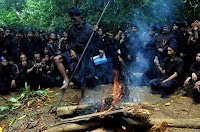 Pemuka adat Kajang menyentuhkan kakinya dengan besi panas untuk meyakinkan kejujurannya Pemuka adat Kajang menyentuhkan kakinya dengan besi panas untuk meyakinkan kejujurannya