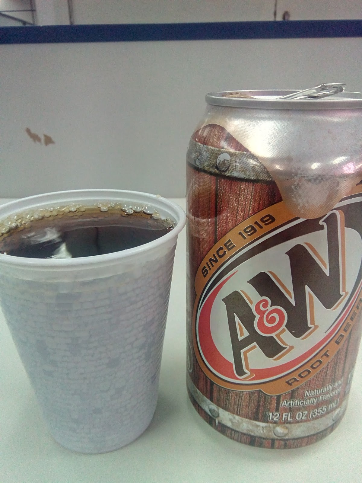 Um refrigerante bem ruim, nem sei o que comentar... bebendo A&W Root