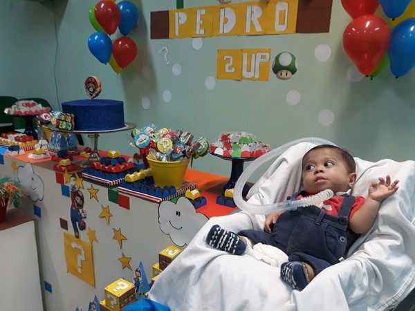 Funcionários de hospital de Teresina fazem festa de aniversário para menino que mora em UTI 